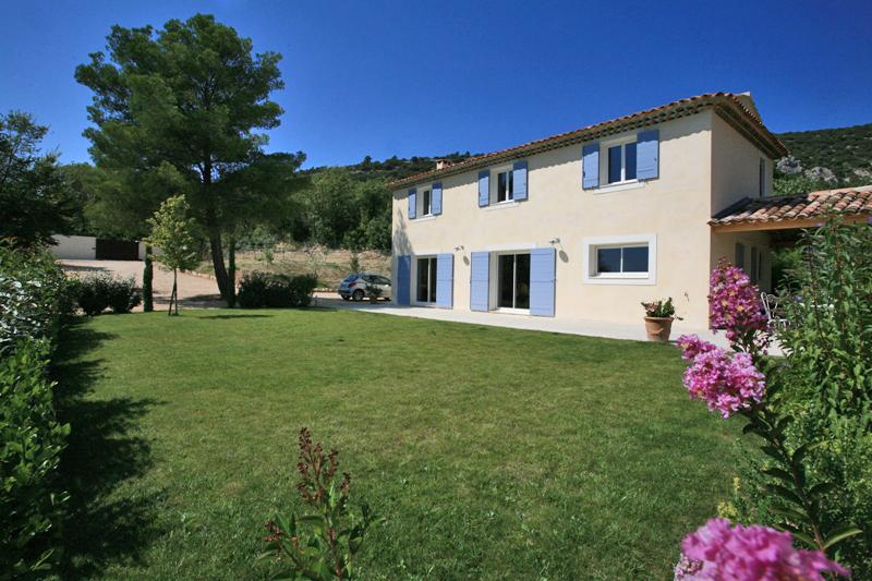 Luberon, Bastide de village avec vue dominante